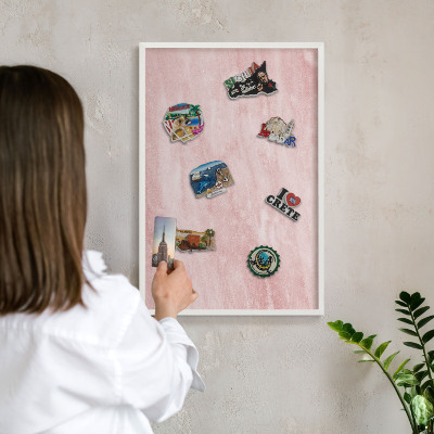 Wand-Magnettafel für Reisesouvenirs mit weißem Rahmen Rosa Textur