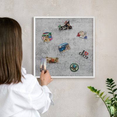 Magnettafel aus Metall für Souvenirs in weißem Rahmen Graue Oberfläche