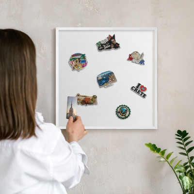 Magnettafel aus Metall für Souvenirs in weißem Rahmen Reinweiß
