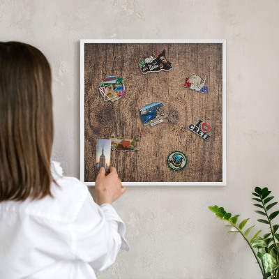 Wand-Magnettafel für Reisesouvenirs mit weißem Rahmen Holzstruktur