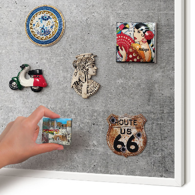 Magnettafel aus Metall für Souvenirs in weißem Rahmen Konkreter Minimalismus