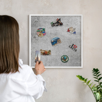 Magnettafel aus Metall für Souvenirs in weißem Rahmen Konkreter Minimalismus