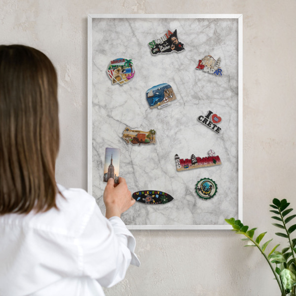 Wand-Magnettafel für Reisesouvenirs mit weißem Rahmen Grauer Marmor