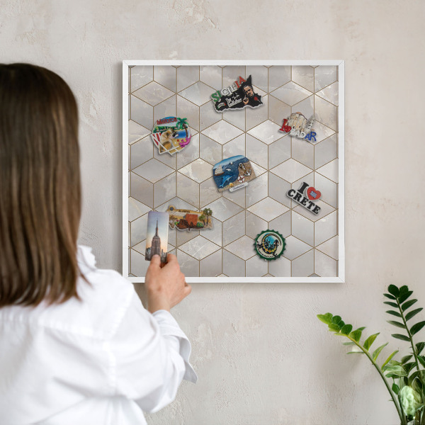 Magnettafel aus Metall für Souvenirs in weißem Rahmen Kubischer Hintergrund