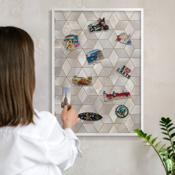 Magnettafel aus Metall für Souvenirs in weißem Rahmen Kubischer Hintergrund