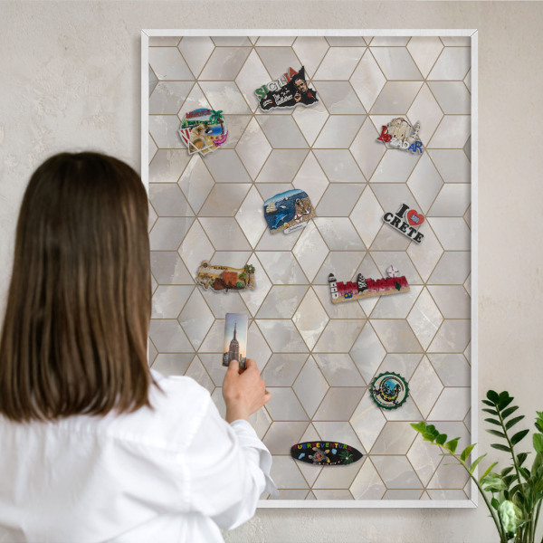 Magnettafel aus Metall für Souvenirs in weißem Rahmen Kubischer Hintergrund