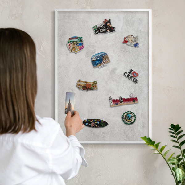 Magnettafel aus Metall für Souvenirs in weißem Rahmen Graue Eleganz