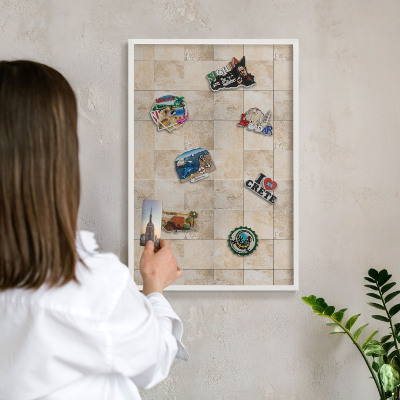 Wand-Magnettafel für Reisesouvenirs mit weißem Rahmen Neutrale Eleganz