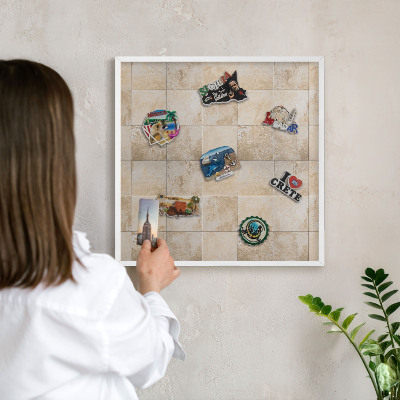 Wand-Magnettafel für Reisesouvenirs mit weißem Rahmen Neutrale Eleganz