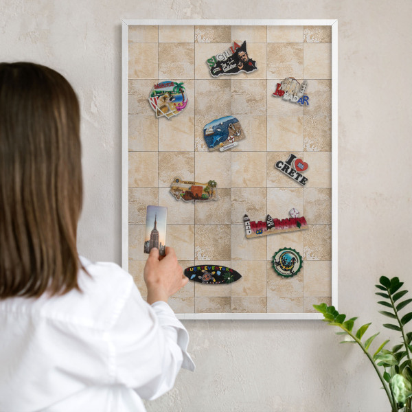 Wand-Magnettafel für Reisesouvenirs mit weißem Rahmen Neutrale Eleganz