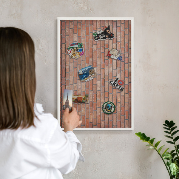 Magnettafel aus Metall für Souvenirs in weißem Rahmen Ziegelmauer