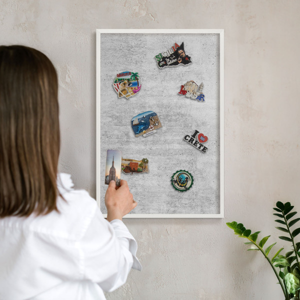 Magnettafel aus Metall für Souvenirs in weißem Rahmen Graue Textur