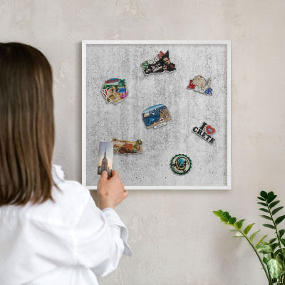Magnettafel aus Metall für Souvenirs in weißem Rahmen Graue Textur