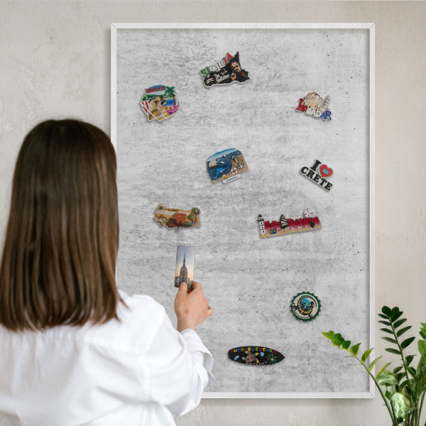 Magnettafel aus Metall für Souvenirs in weißem Rahmen Graue Textur