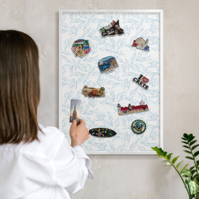 Wand-Magnettafel für Reisesouvenirs mit weißem Rahmen Helles Thema