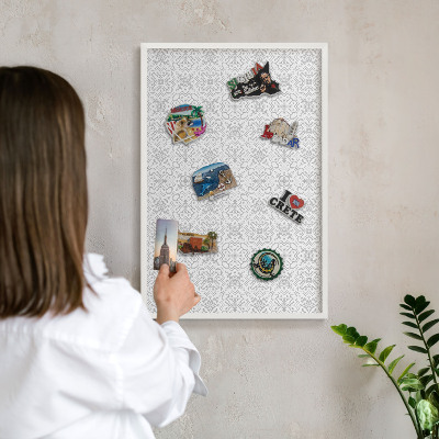 Magnettafel aus Metall für Souvenirs in weißem Rahmen Geometrische Symmetrie