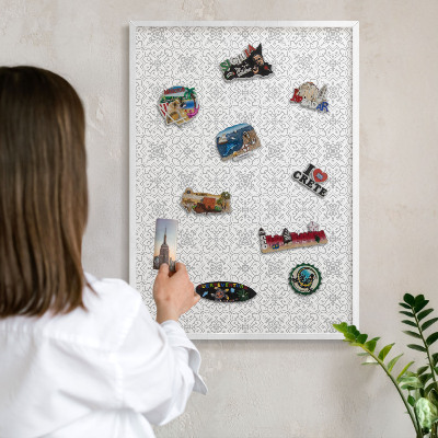Magnettafel aus Metall für Souvenirs in weißem Rahmen Geometrische Symmetrie