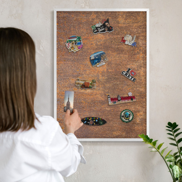 Magnettafel aus Metall für Souvenirs in weißem Rahmen Rostige Eleganz