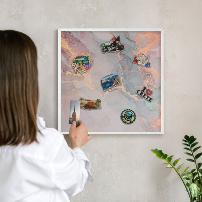 Wand-Magnettafel für Reisesouvenirs mit weißem Rahmen Farbenfrohe Abstraktion
