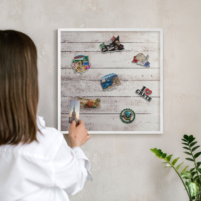 Wand-Magnettafel für Reisesouvenirs mit weißem Rahmen Helles Holz