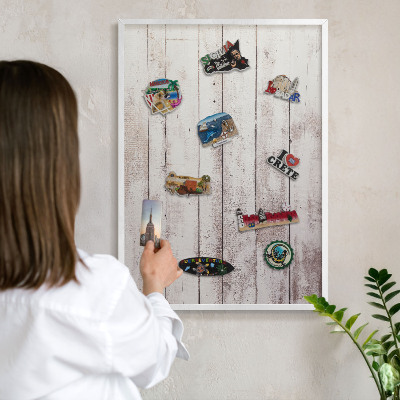 Wand-Magnettafel für Reisesouvenirs mit weißem Rahmen Helles Holz