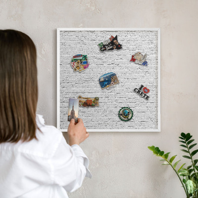 Wand-Magnettafel für Reisesouvenirs mit weißem Rahmen Ziegelmauer