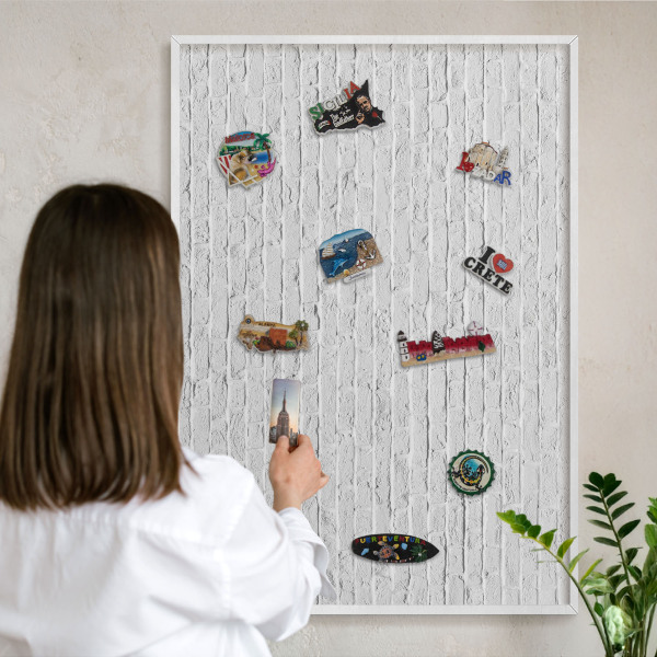 Wand-Magnettafel für Reisesouvenirs mit weißem Rahmen Ziegelmauer