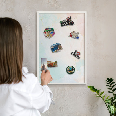 Magnettafel aus Metall für Souvenirs in weißem Rahmen Pastell-Eleganz