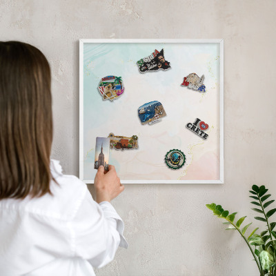 Magnettafel aus Metall für Souvenirs in weißem Rahmen Pastell-Eleganz