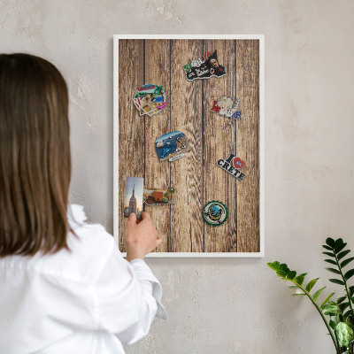 Wand-Magnettafel für Reisesouvenirs mit weißem Rahmen Holzstruktur