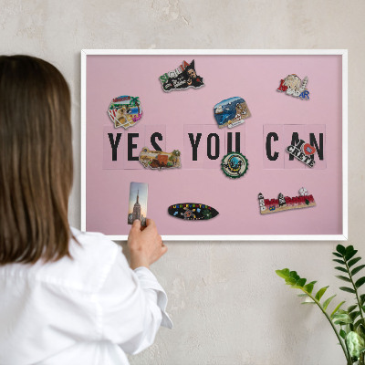 Magnettafel aus Metall für Souvenirs in weißem Rahmen Motivation jeden Tag