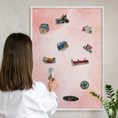 Magnettafel aus Metall für Souvenirs in weißem Rahmen Subtile Eleganz