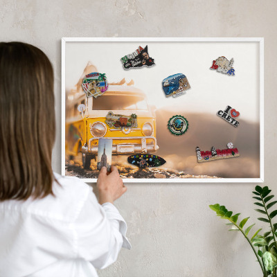 Magnettafel aus Metall für Souvenirs in weißem Rahmen Retro-Reisen