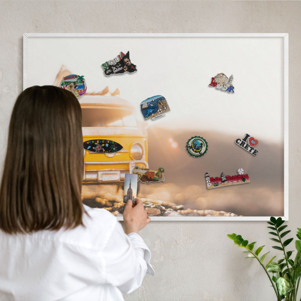 Magnettafel aus Metall für Souvenirs in weißem Rahmen Retro-Reisen
