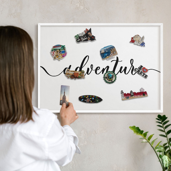 Wand-Magnettafel für Reisesouvenirs mit weißem Rahmen Abenteuer geschrieben