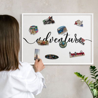 Wand-Magnettafel für Reisesouvenirs mit weißem Rahmen Abenteuer geschrieben