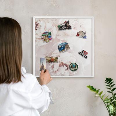 Wand-Magnettafel für Reisesouvenirs mit weißem Rahmen Weiße Pfingstrosen