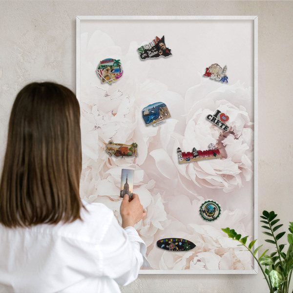 Wand-Magnettafel für Reisesouvenirs mit weißem Rahmen Weiße Pfingstrosen