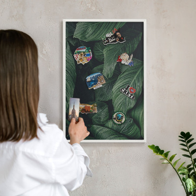 Wand-Magnettafel für Reisesouvenirs mit weißem Rahmen Das Grün der Natur