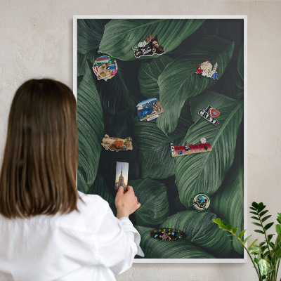 Wand-Magnettafel für Reisesouvenirs mit weißem Rahmen Das Grün der Natur