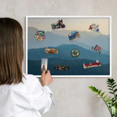 Magnettafel aus Metall für Souvenirs in weißem Rahmen Bergblick