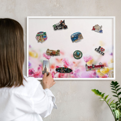 Wand-Magnettafel für Reisesouvenirs mit weißem Rahmen Pastellblumen