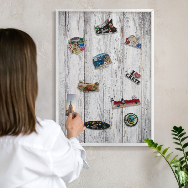 Magnettafel aus Metall für Souvenirs in weißem Rahmen Rustikales Holz