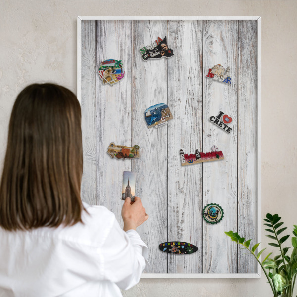Magnettafel aus Metall für Souvenirs in weißem Rahmen Rustikales Holz