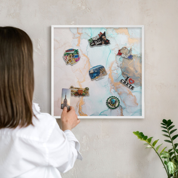 Magnettafel aus Metall für Souvenirs in weißem Rahmen Pastellformen