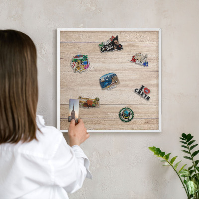 Wand-Magnettafel für Reisesouvenirs mit weißem Rahmen Holzbretter