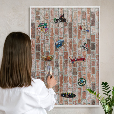 Wand-Magnettafel für Reisesouvenirs mit weißem Rahmen Ziegelmauer