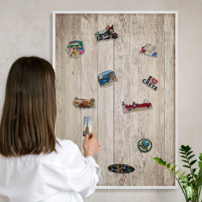 Magnettafel aus Metall für Souvenirs in weißem Rahmen Holzstruktur