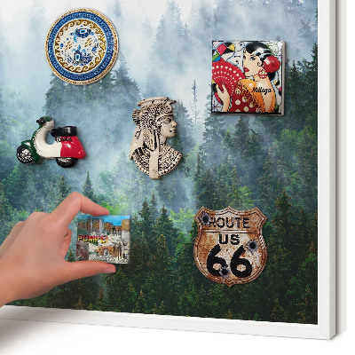 Magnettafel aus Metall für Souvenirs in weißem Rahmen Geheimnisvoller Wald