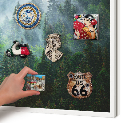 Magnettafel aus Metall für Souvenirs in weißem Rahmen Geheimnisvoller Wald